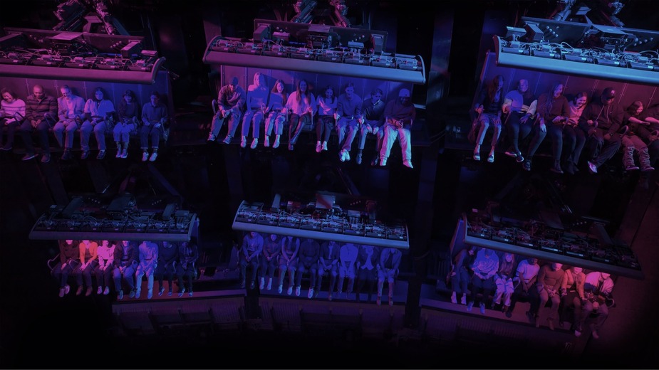 The sea shore in Rekyjavík, including tall churches and colourful buildings.